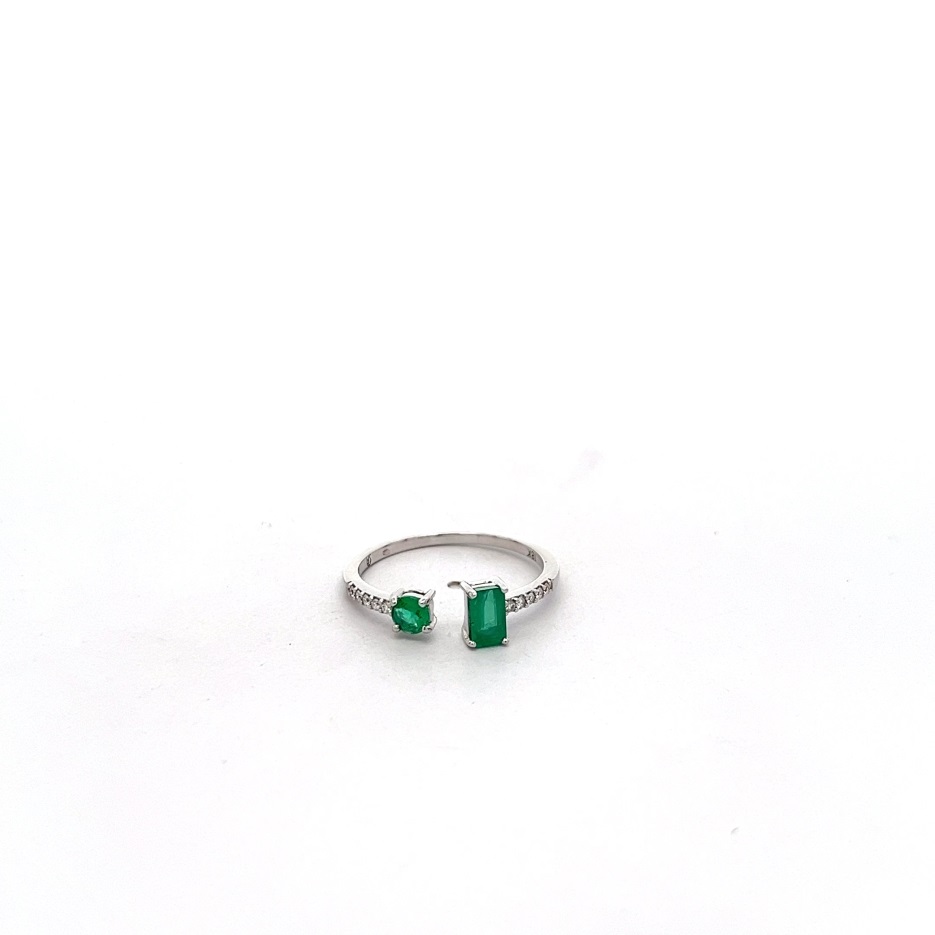 Anillo abierto de oro blanco con 2 esmeraldas rectangulares (0,55 ct) y 10 diamantes (0,06 ct)