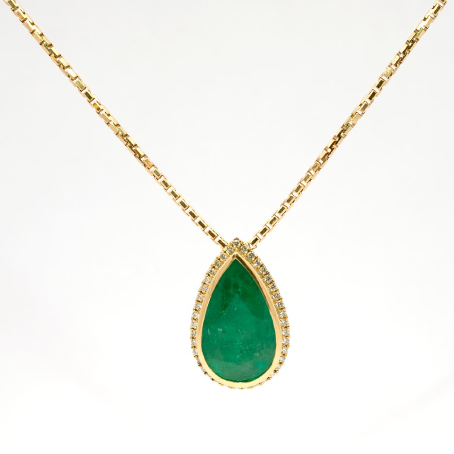 Gargantilla Fura Esmeralda Lágrima 10.01 ct y Diamantes 0.33 ct en Oro Amarillo
