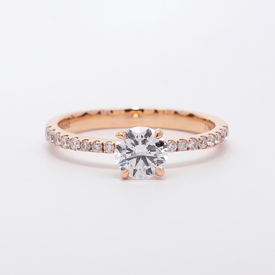 Anillo de Compromiso Accent Diamante Central 0.65 ct y Laterales GIA en Oro Rosa
